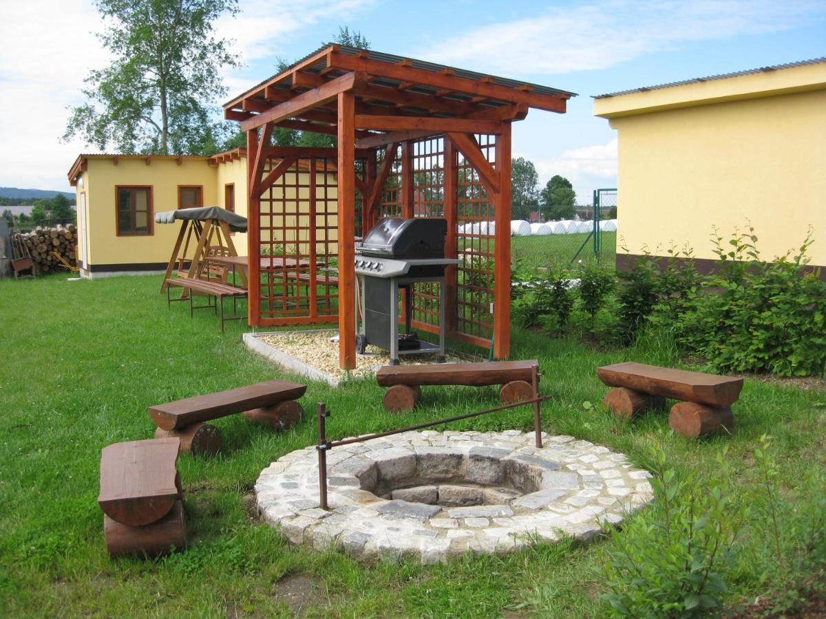 Apartmány včelka Hranice u Novych Hradu Esterno foto
