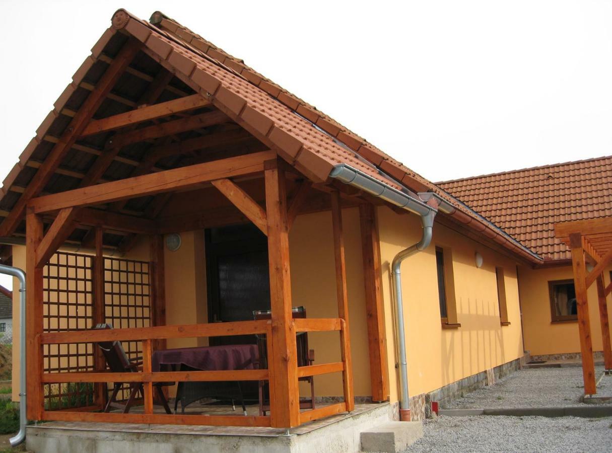 Apartmány včelka Hranice u Novych Hradu Esterno foto